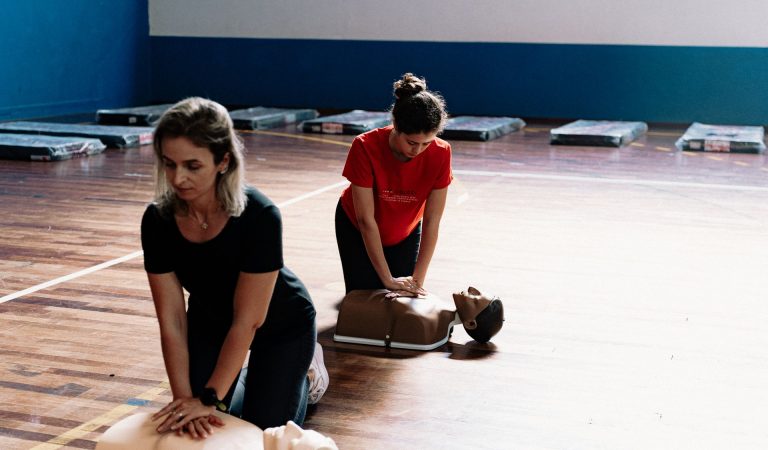 Manobra de Heimlich: Checklist de Desengasgamento para Adultos, Crianças e Bebés