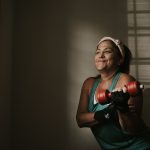 Mulher de meia-idade a fazer exercício de força com halteres