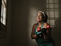 Mulher de meia-idade a fazer exercício de força com halteres