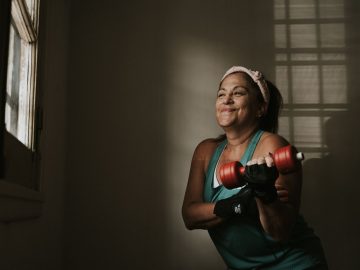 Mulher de meia-idade a fazer exercício de força com halteres