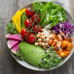 Menos Proteína para Viver Mais? O Que Diz (e Não Diz) a Controvérsia de 2026