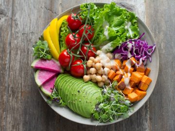 Menos Proteína para Viver Mais? O Que Diz (e Não Diz) a Controvérsia de 2026