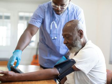 Tensão Arterial Abaixo de 130/80 e Demência: o Que Mostra o Ensaio CRHCP Aos 7 Anos